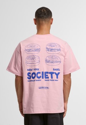 BAGEL SOCIETY  - Print T-shirt - pink