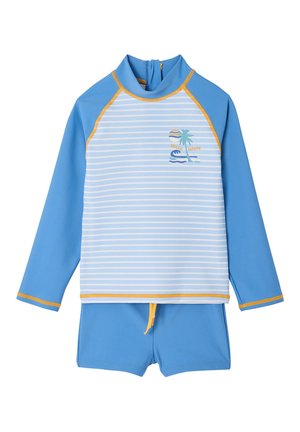 Langärmeliges blau-weiß gestreiftes Rashguard mit Palmenmotiv und passenden blauen Badeshorts mit gelbem Kordelzug.