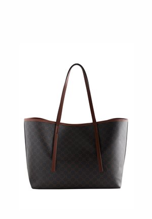 Stor taske lavet af mørkt mønstret syntetisk materiale med brune læderremme, åben top og afrundede kanter.