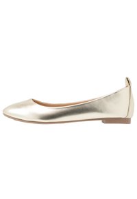 Metallinen kultainen ballerina, jossa on pyöreä kärki, sileä nahkapinta, minimaalinen kanta ja yksinkertainen takareunan yksityiskohta. Litteä pohja.