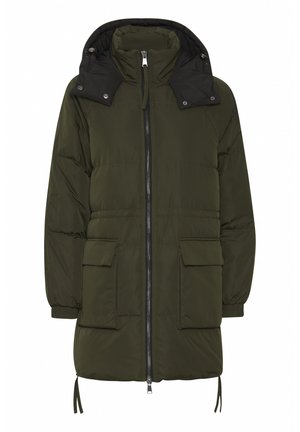 Olivovo zelená zateplená parka s čiernou kapucňou. Obsahuje predný zips, dve predné vrecká a nastaviteľné šnúrky na leme.