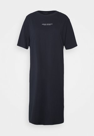Zwarte midi-jurk met korte mouwen, ronde hals en witte tekstlogo "Armani Exchange Milano/New York" op de borst.