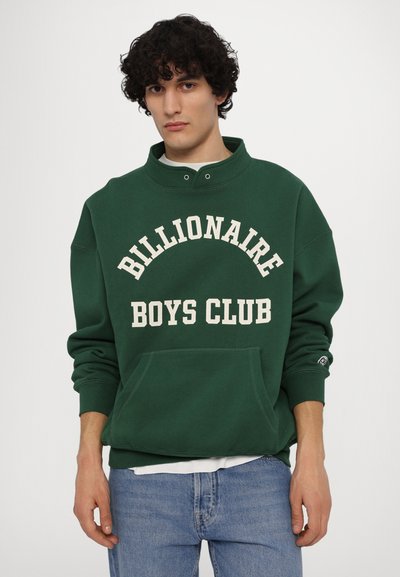 Sweatshirt vert à col montant, avec le texte blanc "Billionaire Boys Club". Comprend une poche avant et des poignets côtelés.