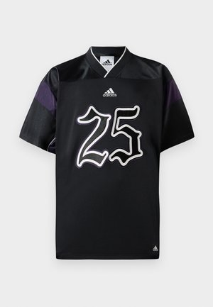 Czarny trykot z dekoltem w serek, ma numer "25" w białym i purpurowym kolorze oraz logo Adidas na klatce piersiowej i na rękawach.