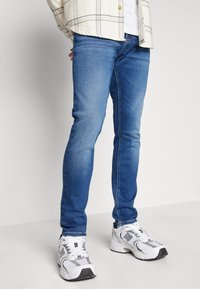Tommy Jeans AUSTIN SLIM TAPERED - Blugi slim fit - denim dark