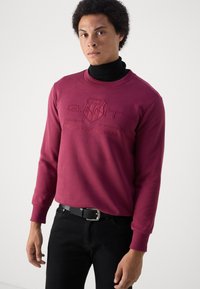 GANT TONAL SHIELD C NECK - Mikina - rich wine