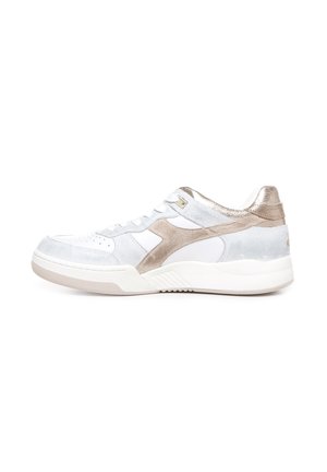 Sneaker bianca e grigia chiara con accenti in pelle scamosciata e pelle, caratterizzata da una superficie testurizzata, punta rotonda e suola ammortizzata.