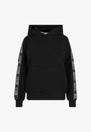 Zwarte hoodie met capuchon, voorzak in kangaroostijl en witte "BIZUU" tekstband langs beide mouwen.