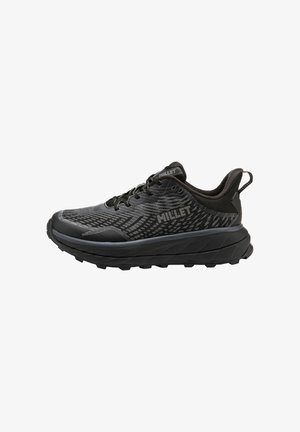 Schwarzer Sportschuh aus synthetischem Material. Verfügt über ein strukturiertes Obermaterial mit einem geometrischen Muster, eine gepolsterte Sohle und ein Schnürdesign.