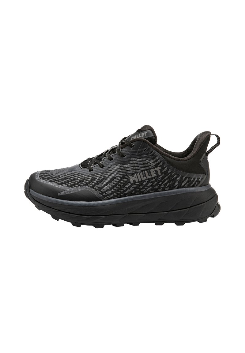 Chaussure de sport noire en matériau synthétique. Présente un dessus texturé avec un motif géométrique, une semelle rembourrée et un design à lacets.