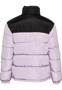 Pufferjakke med en lavendel farvet nederste del og en sort øverste del. Stoffet er glat med synligt quiltet syning. Høj krave design.