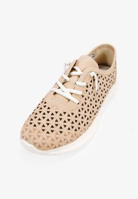 Zapatilla beige claro con un diseño perforado, cordones blancos y suela blanca. Fabricada en material sintético con una superficie texturizada.