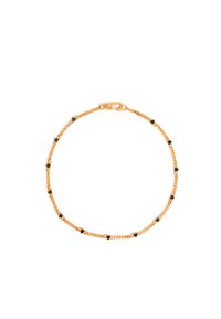 Pulsera de cadena en tono dorado con pequeñas piedras negras en forma de corazón distribuidas uniformemente a lo largo de su longitud, con un cierre de langosta.