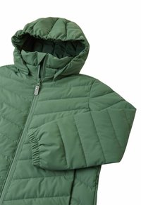 Zielona pikowana kurtka z kapturem, z pionowymi przeszyciami, zamek błyskawiczny z przodu i elastycznymi mankietami na rękawach. Gładki, lekki materiał.