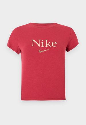 Camiseta roja de manga corta con el texto "Nike" y un pequeño logotipo del swoosh de Nike de estampado de leopardo centrado en el pecho.