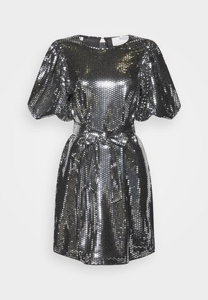 Robe noire brillante ornée de sequins, avec un col rond et des manches bouffantes, une taille ceinturée et une coupe hauteur genoux, présentant une surface texturée.