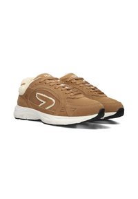 Bruine suede sport schoenen met een witte donzige voering, voorzien van een textuurdesign, vetersluiting en een wit en zwart rubberen zool.