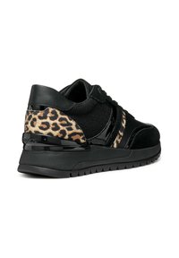 Scarpa sportiva nera con accenti leopardati, materiali in suede testurizzati e in vernice liscia, dotata di una suola nera chunky e design con lacci.