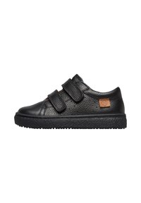 Sneakers neri in pelle con due fasce in velcro, tomaia testurizzata, punta tonda, suola in gomma e un piccolo accento in pelle marrone chiaro sul lato.