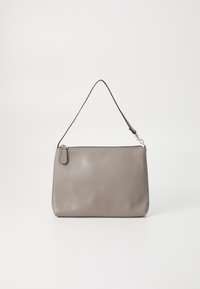 Sac à main rectangulaire en cuir taupe avec bandoulière noire et fermeture éclair supérieure sur fond blanc uni.