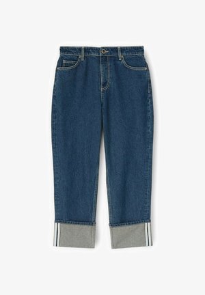 Blaue Jeans aus Denim mit umgeschlagenen Säumen, die das graue Innenmaterial und weiße Streifen zeigen, mit Fronttaschen und Knopfverschluss.