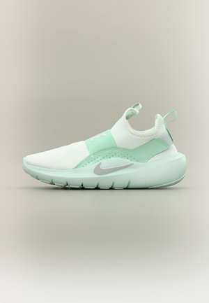 Chaussure de sport blanche et vert menthe à enfiler avec une semelle épaisse, des languettes et le logo Nike gris sur un fond neutre.