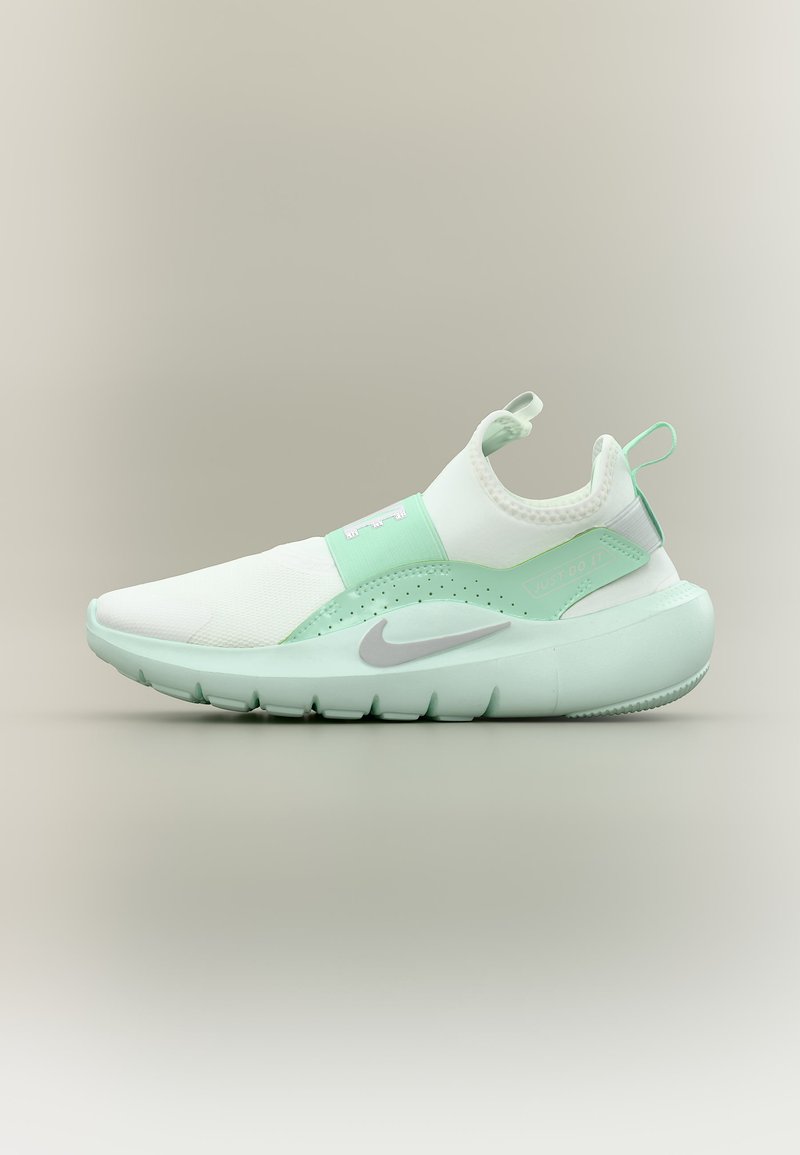 Λευκό και μέντα αθλητικό παπούτσι slip-on με παχιά σόλα, θηλιές για έλξη και γκρι λογότυπο Nike σε ουδέτερο φόντο.
