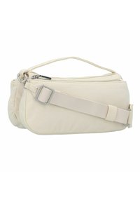 Crème-kleurige pouch tas gemaakt van zachte stof, met een ritsluiting, een handvat en een verstelbare schouderband. Soepele textuur met minimale details.