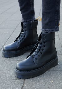 Dr. Martens Stivaletti con plateau - black