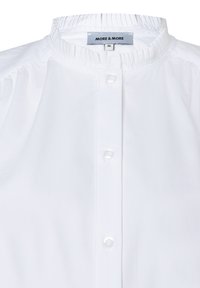 Witte blouse met een hoge halslijn met geplooide textuur, een knopenlijst aan de voorkant en gladde katoen stof. Merkenlabel zichtbaar.
