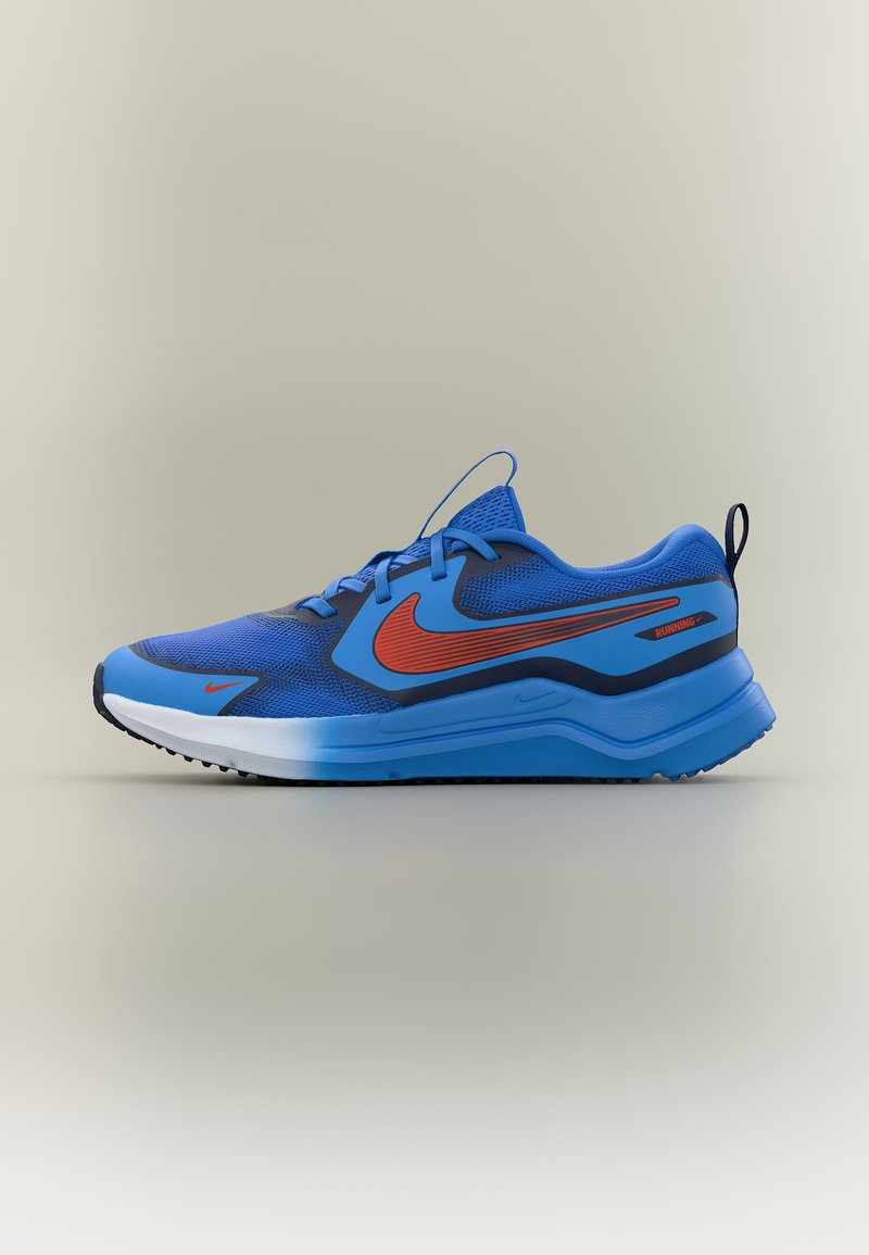 Sinine ja must jooksujalats punase Nike logo ja valge tallaga, külgvaates neutraalsel taustal.