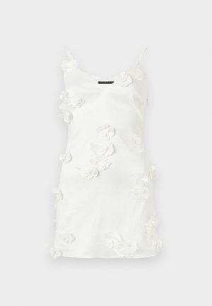 Rochie albă dintr-un material moale, cu aplicații de flori tridimensionale împrăștiate pe față, având bretele subțiri.
