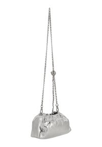 Sac à main métallique argenté avec un haut plissé, une bandoulière chaîne et une texture lisse. Le design est compact et arrondi avec un minimum de pièces métalliques.