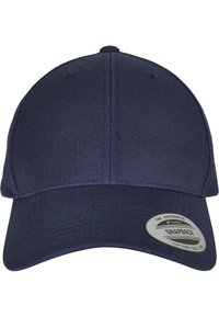 Blå snapback caps laget av teksturert stoff. Har en buet skygge, sydd detaljer, og en sirkulær logopatch på siden.