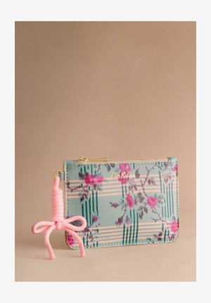 Beuteltasche mit floralem Muster in Minzgrün, verziert mit pinken Rosen, gestreiften Akzenten und einem pinken Kordel-Reißverschlusszug. Goldenes Logo-Detail auf der Vorderseite.