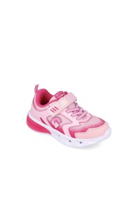 Zapatilla deportiva rosa con materiales de malla y sintéticos. Cuenta con una correa de velcro, punta redondeada y suela blanca en contraste.
