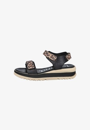 Sándalo negro con correas de estampado de leopardo, cierres ajustables de gancho y bucle, suela acolchada y una plataforma gruesa de color beige para mayor altura.