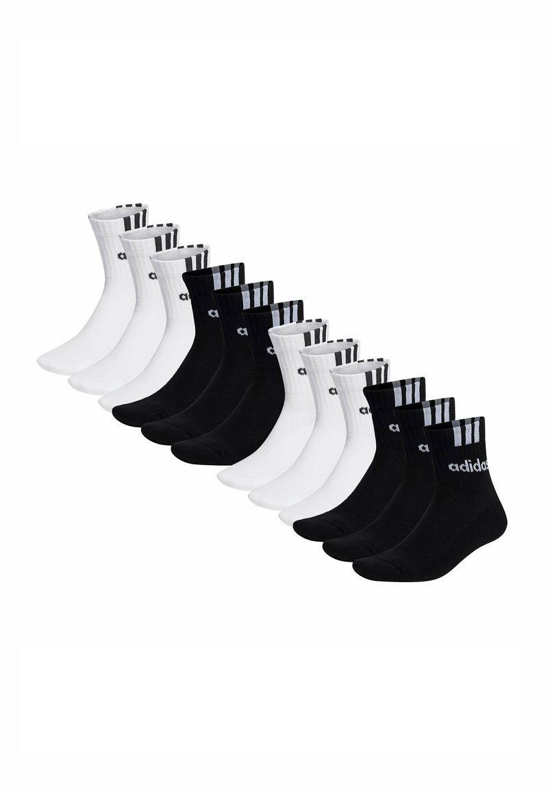 Doce pares de calcetines Adidas de media caña en blanco y negro dispuestos en colores alternos, con el logo y las tres franjas en los puños.