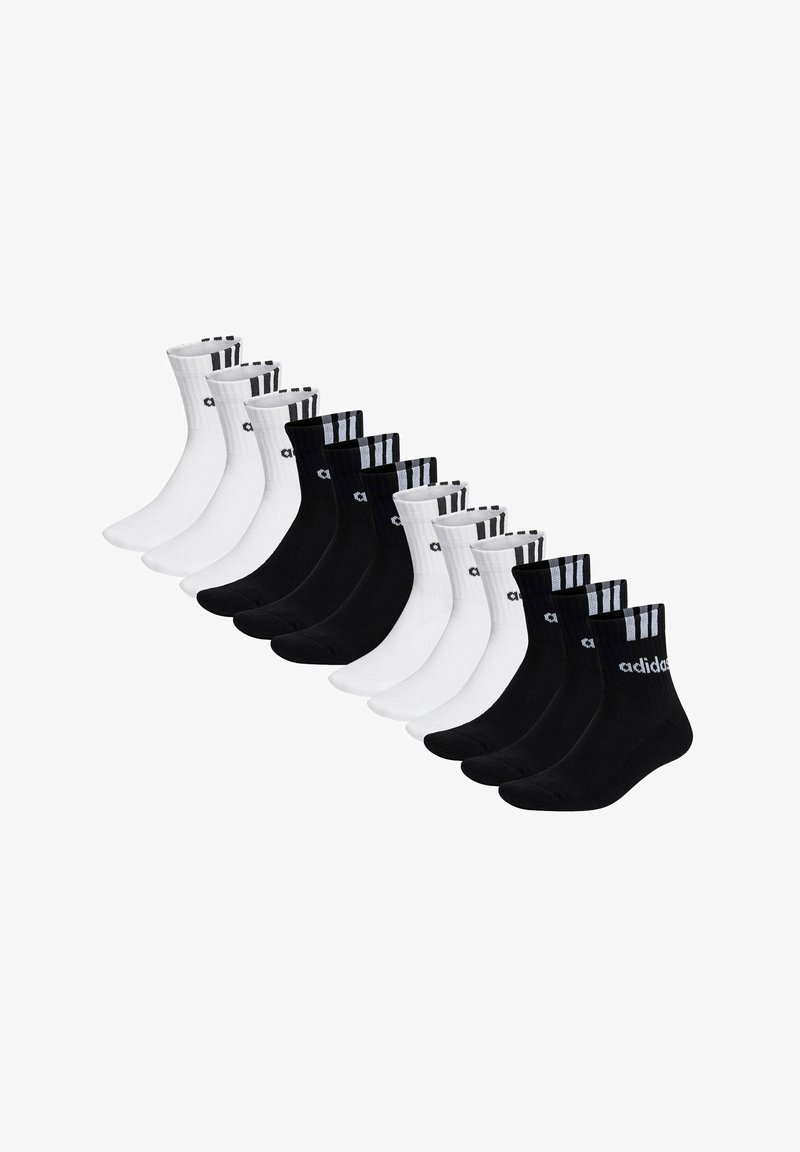 Doce pares de calcetines Adidas de media caña en blanco y negro dispuestos en colores alternos, con el logo y las tres franjas en los puños.