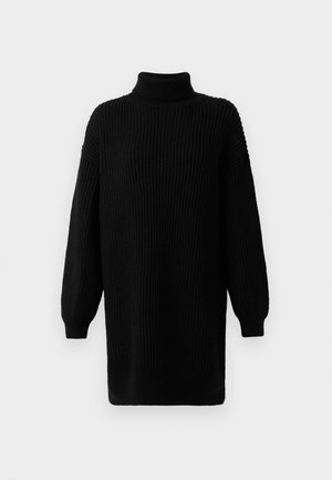 Schwarzes geripptes Strick-Turtleneck-Kleid mit langen Ballonärmel und eng anliegenden Bündchen auf weißem Hintergrund.