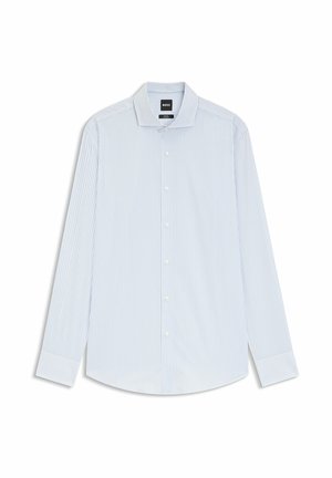 Camicia elegante a maniche lunghe di colore azzurro con sottili strisce verticali bianche, chiusura frontale con bottoni e colletto appuntito, distesa su uno sfondo bianco.