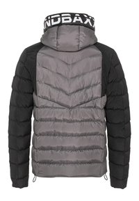 Chaqueta acolchada en negro y gris con diseño de rombos acolchados, dobladillo ajustable y capucha. Presenta una banda con logo en el cuello.