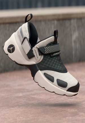 Jordan TRUNNER LX UNISEX - Sporta apavi - light orewood brown/anthracite