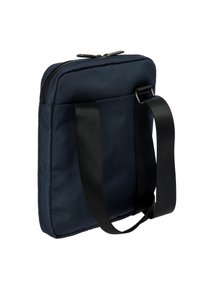 Borsa per laptop blu navy realizzata in tessuto testurizzato, con chiusura a zip e spallacci neri regolabili per il trasporto. Design minimalista con un pannello.