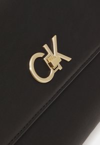 Calvin Klein RE LOCK  CROSSBODY - Taška cez plece - black