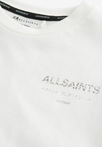 Biela bavlnená tričko s okrúhlym výstrihom, s grafickým potlačou "ALLSAINTS" v sivej a čiernej farbe, s ďalším textom v japončine a nápisom "LONDÝN."