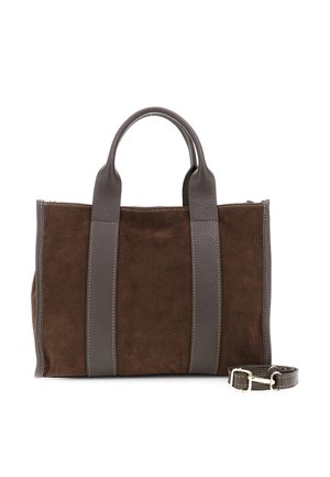 Bruine suède tote bag met donkerbruine leren accenten, dubbele handvatten en een afneembare schouderriem. Beschikt over stiksels langs de naden.