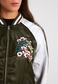 Vero Moda Bomberjacka - green