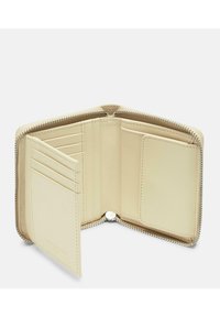 Kremowy skórzany portfel z zamknięciem na zamek, z wieloma slotami na karty i gładką, matową teksturą. Minimalistyczny design.