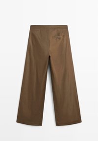 Bruine wijde broek met een gladde textuur, voorzien van een achterzak met een knoop en gestikte details.